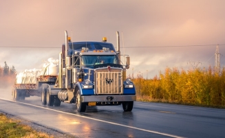License-free radios with unlimited operating range for truck drivers